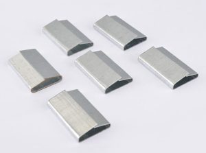 Spony pro pneumatické ocelové páskování ve čtyřech velikostech od 16 do 32 mm
